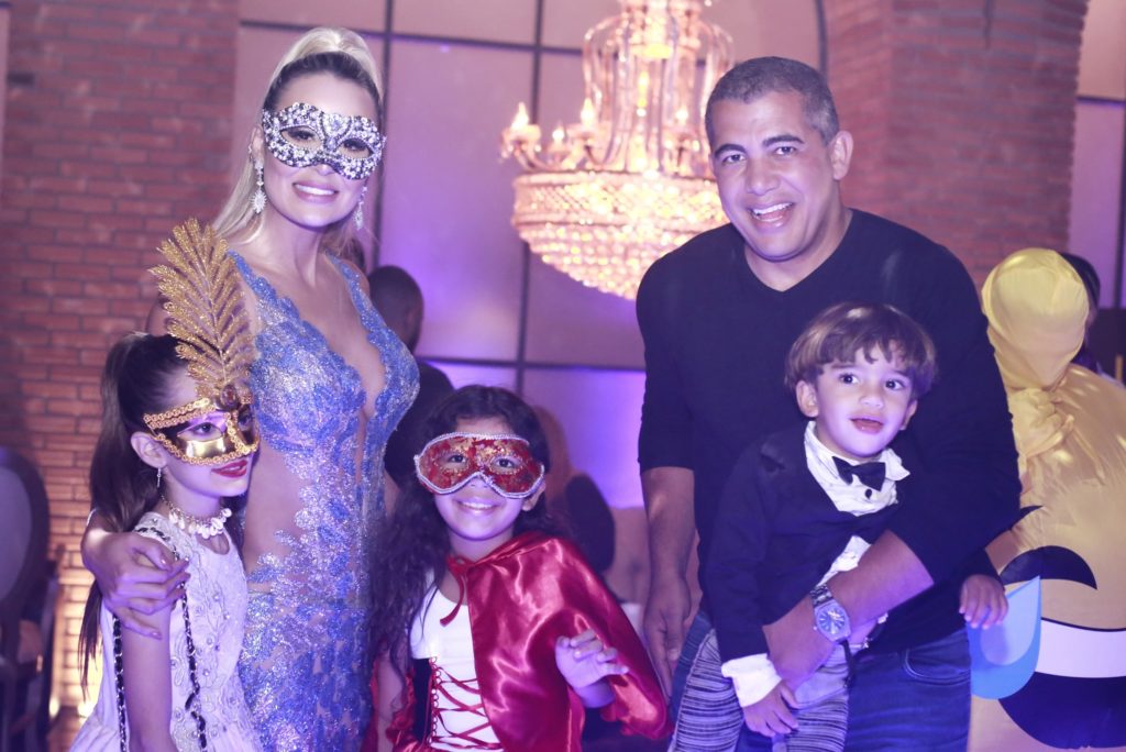 Julia Santigo, Leticia Santiago, Mila Miguel Correa e Miguel em seu aniversário de 33 anos. Foto: Natalia Diniz